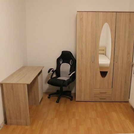 Zimmer Sucht Bewohner Duisburg Buitenkant foto