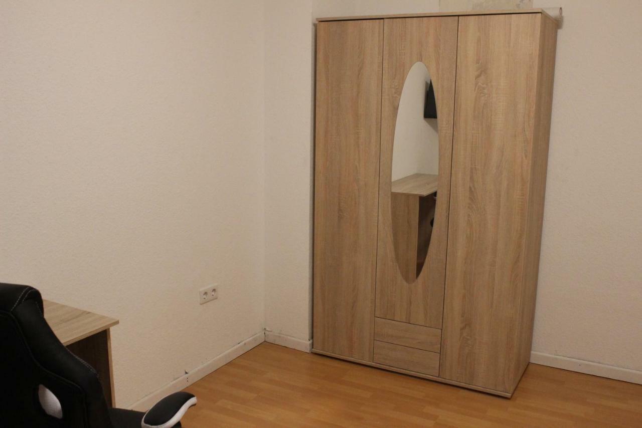 Zimmer Sucht Bewohner Duisburg Buitenkant foto