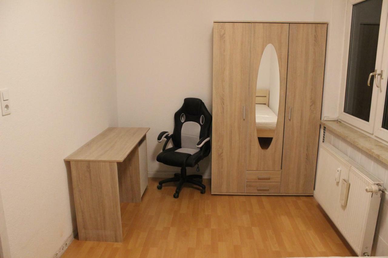 Zimmer Sucht Bewohner Duisburg Buitenkant foto